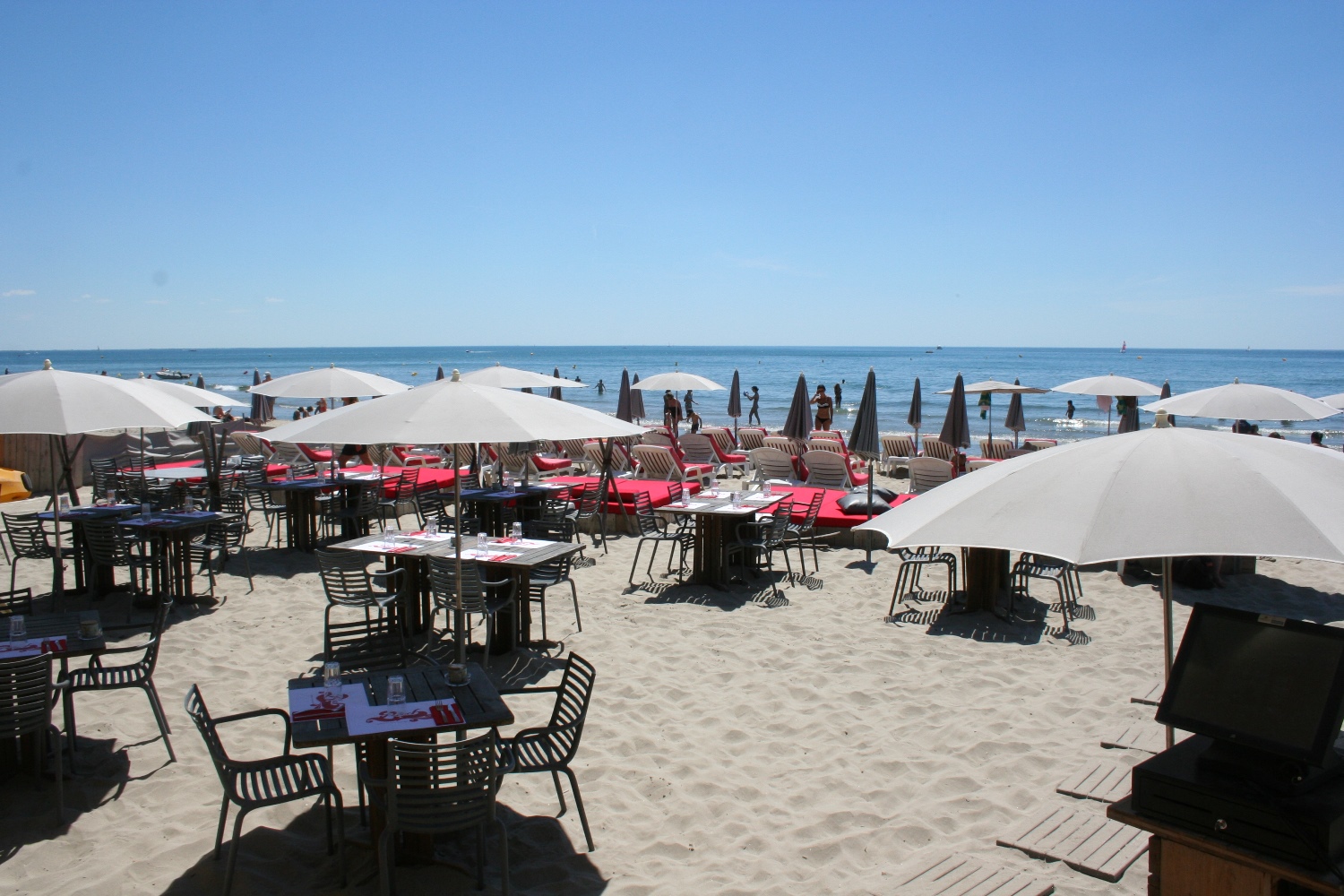 Baignade et sports nautique près du Camping Le Floréal, camping 2 étoiles, location de mobil homes, camping bord de mer à Lattes près de Montpellier et Palavas-les-Flots